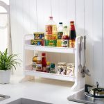 الرف في المطبخ في مستويين