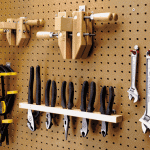 الرف في شكل درع للأداة