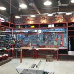 أرفف ورفوف لتخزين الأدوات والمواد