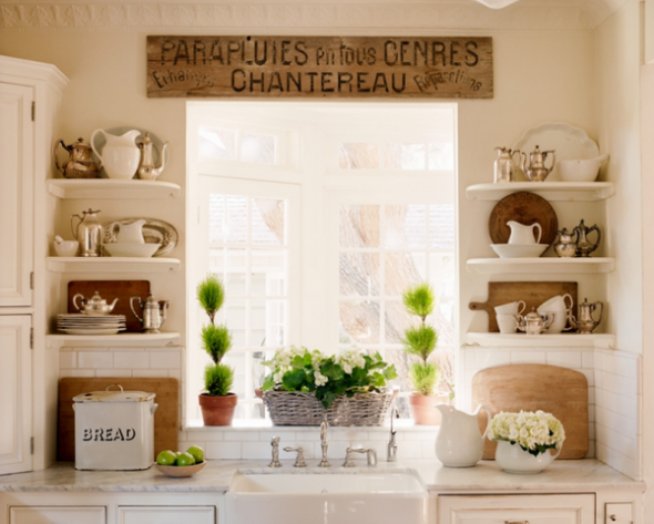 رفوف المطبخ في الداخل