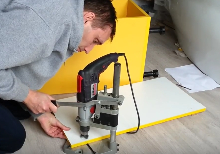 حفر ثقوب للمفصلات