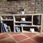 رف بسيط للكتب والتوافه في أسلوب لوفت