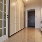 قاعة مدخل واسعة مع أثاث مدمج