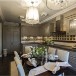 طاولة مستطيلة الشكل