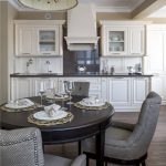 طاولة سوداء قابلة للطي لمطبخ كلاسيكي