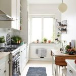 طاولة قابلة للطي في المناطق الداخلية من المطبخ