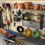 موقع الرف في المرآب