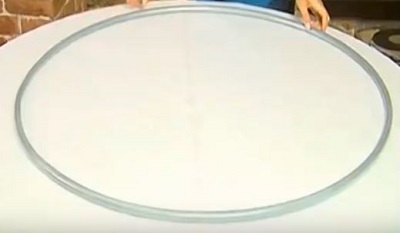 نشر القماش على الطاولة