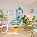 كرسي خوص ملون في الداخل