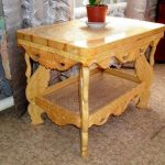 طاولة خشبية منحوتة