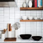 الحل الأكثر بساطة وأنجح للأرفف بيديك - استخدام الألواح الخشبية