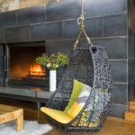 كرسي معلق باللون الرمادي