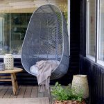 كرسي شبكي أزرق مع وسادة