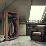 خزانة ملابس بأيدي الخردة