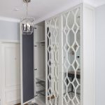 خزانة في القاعة من مجموعة في أسلوب الكلاسيكية الحديثة