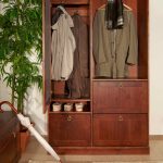 خزانة الملابس في الرواق بأيديهم