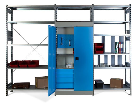 خزانة الملابس في المرآب