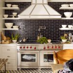 ترتيب متماثل للأرفف بالقرب من الموقد