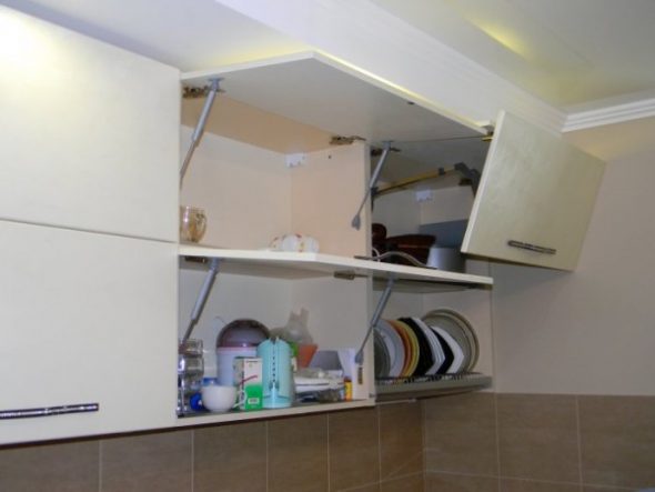 فتاحات الأبواب على الخزائن العلوية