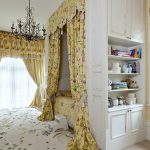 غرفة نوم مع ديكور مريح ودقيق وسرير في مكانه