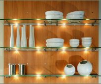 أرفف زجاجية في المطبخ