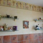 أرفف زجاجية هشة للغاية في المظهر.