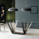 طاولة زجاجية مع أرجل أصلية