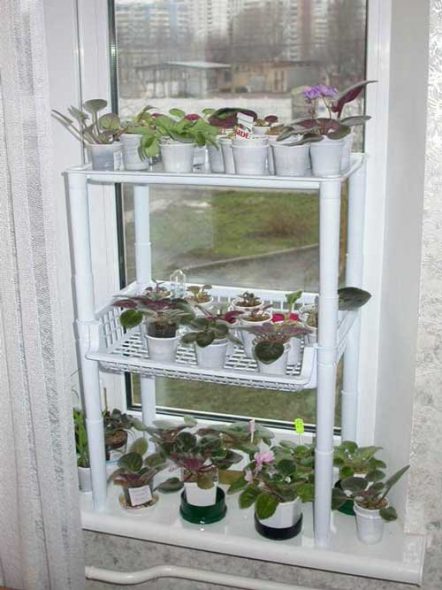 رف على النافذة