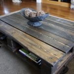 STOL-عز-poddonov-DLYA-gostinoj