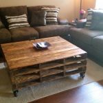 طاولة من المنصات مع أرفف للتخزين