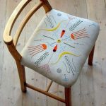 كرسي مع التطريز على المقعد