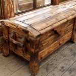 صندوق خشبي بأيديهم