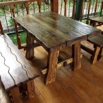 أثاث خشبي داكن للشرفة