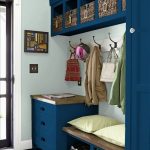 سيضيف اللون الأزرق الداكن في الردهة الأصالة إلى الداخل.