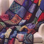 كروشيه دافئ كروشيه من بقايا الخيط ، مع تطريز مثير للاهتمام