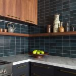 رف خشبي الزاوية مع البلاط الطوب