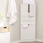 ركن خزانة الملابس البيضاء