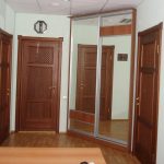 خزانة ملابس في الردهة بأيديهم