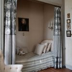 مكان مريح للنوم وراء الستائر