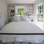 غرفة نوم ضيقة مع سرير