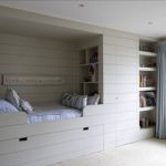 سرير مدمج في غرفة الأطفال