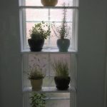 رفوف مدمجة للنوافذ الضيقة