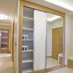 المدمج في خزانة للممر