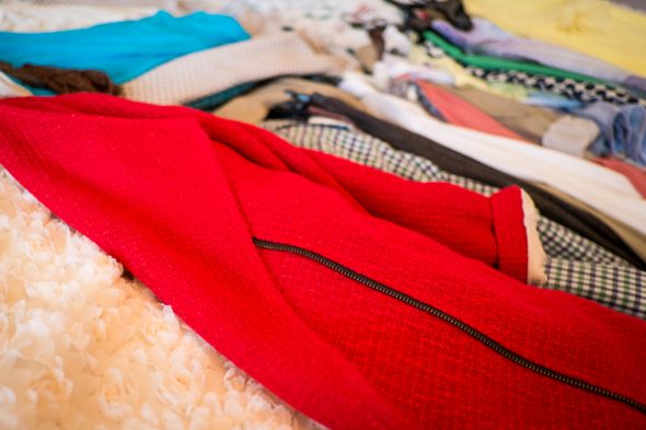 نحن نخرج كل الملابس من الخزانة