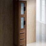 خزانة ملابس طويلة وضيقة في الحمام