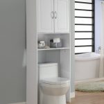 خزانة ملابس طويلة فوق المرحاض في الحمام