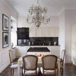 في مثل هذه الطاولة دون إزعاج تناسب أسرة مكونة من 4