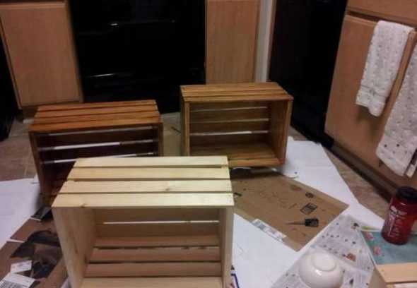 نقوم بتنظيف سطح الصناديق