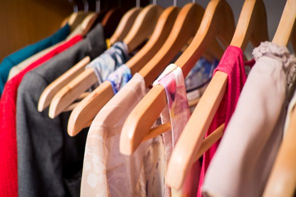 السترات معلقة بالقرب من السترات