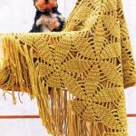 مفرش سرير أصفر محبوك على السرير أو الأريكة